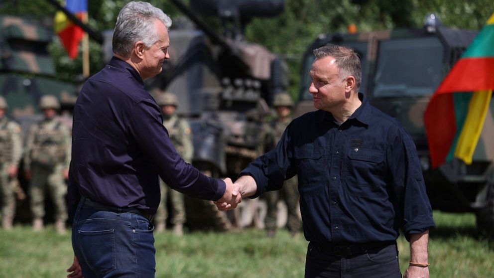 Lenkijos ir Lietuvos vadovai NATO blokadoje pasitinka karius