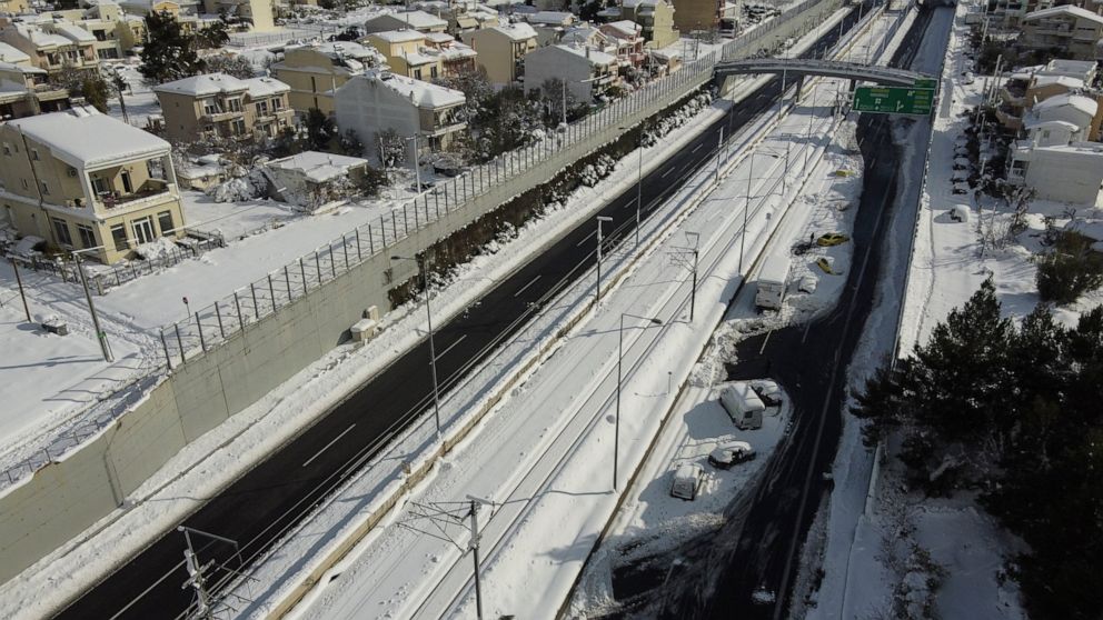 Snowstorm strands thousands in Istanbul, Athens