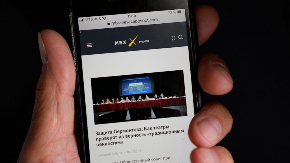 2 Russian news sites, legal aid group, close under pressure
