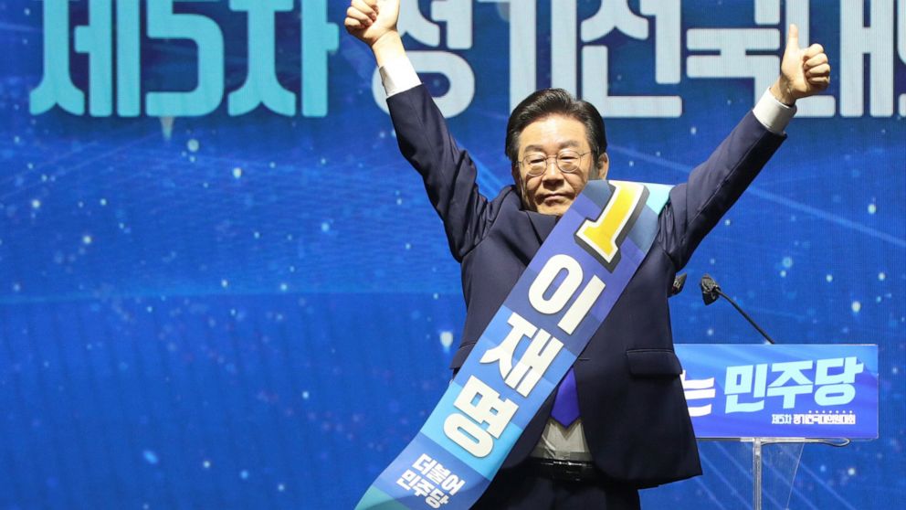 그는 남한의 야당을 이끌 노골적인 의원을 뽑았다.