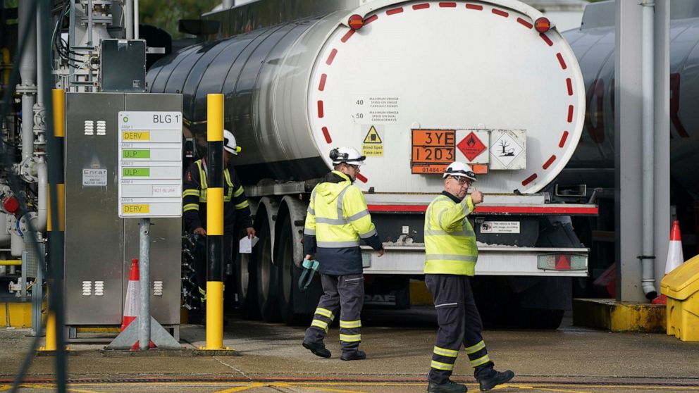 UK military begins fuel delivery amid driver shortage