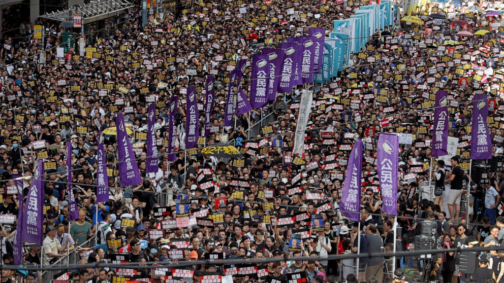 Hong Kong protesters continue past march's end point thumbnail