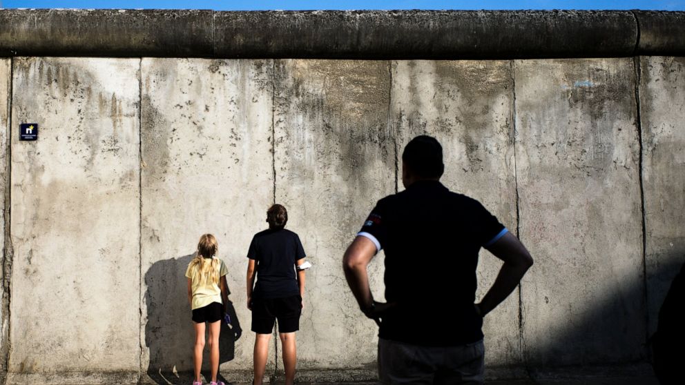 Germany commemorates 60 years since building of Berlin Wall