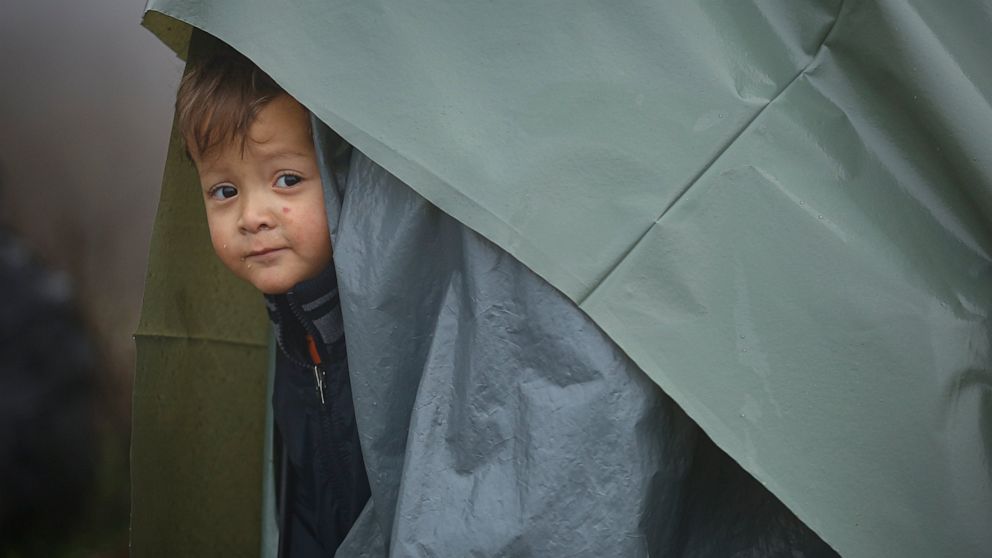 AP PHOTOS: Concern grows over makeshift Bosnia migrant camp