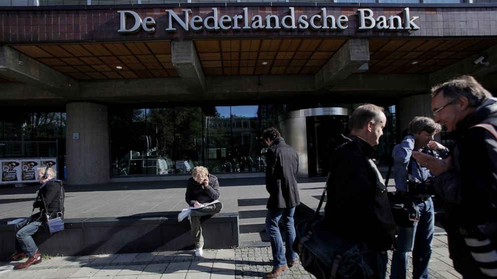 FILE - IN this Monday, Oct. 12, 2009 file photo, reporters wait outside the De Nederlandsche Bank, the Dutch national bank, in Amsterdam, Netherlands. The Netherlands’ central bank has moved its Dutch-based stock of gold from its headquarters in Amst