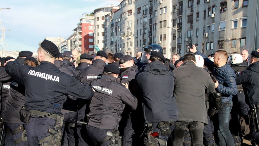 Anti-government protesters block bridges, roads in Serbia