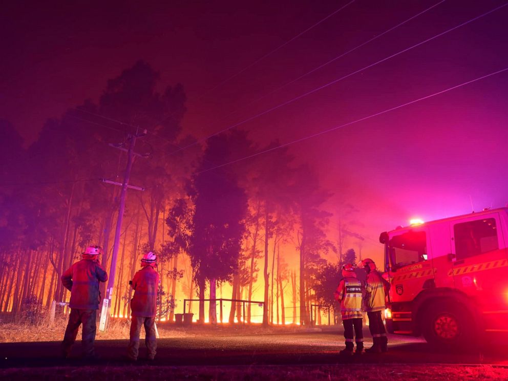 59 Homes Lost More Threatened In Australian Wildfire Abc News