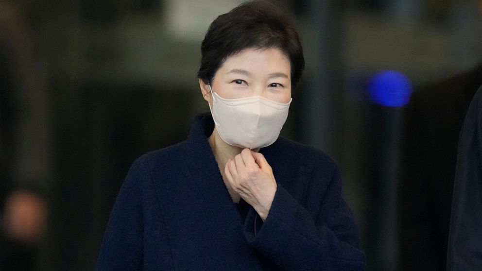 Pardoned ex-President Park heads home from S. Korea hospital