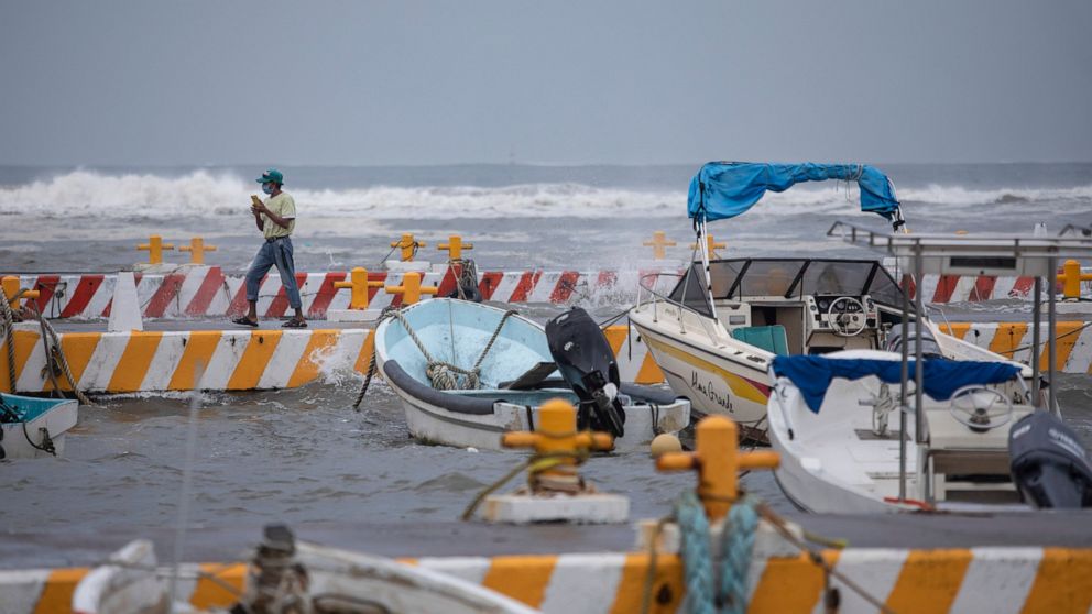 Hurricane Grace closes on Mexico's Gulf coast as Cat 3 storm