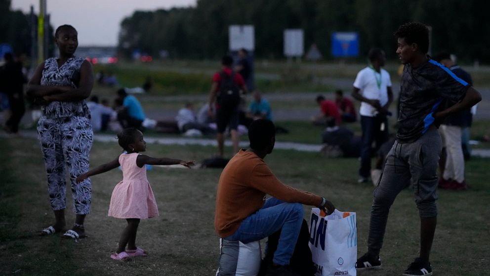 Bussen vervoeren 400 asielzoekers uit smerig Nederlands kamp