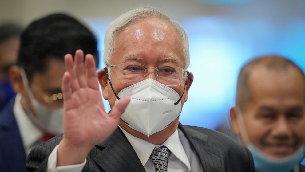 Former Malaysian Prime Minister Najib Razak, center, wearing a face mask arrives at Court of Appeal in Putrajaya, Malaysia, Tuesday, Aug. 16, 2022. Malaysia's top court Monday began hearing a final appeal by Najib to toss out his graft conviction lin