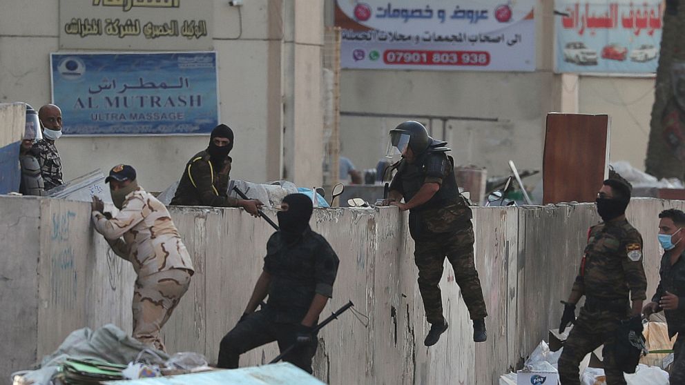 Iraq Protesters Storm Baghdad Bridge Medic Killed Abc News Iraq Protesters Storm Baghdad Bridge