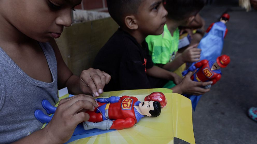 En Venezuela, el juguete navideño al estilo Maduro está causando polémica