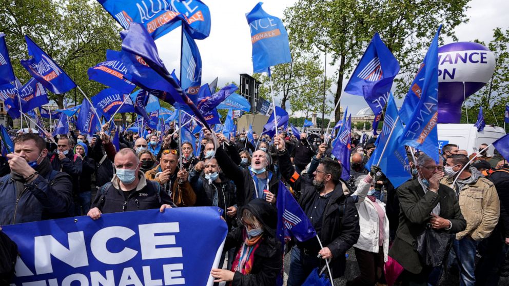 Angry French police hold huge, emotional rally at parliament