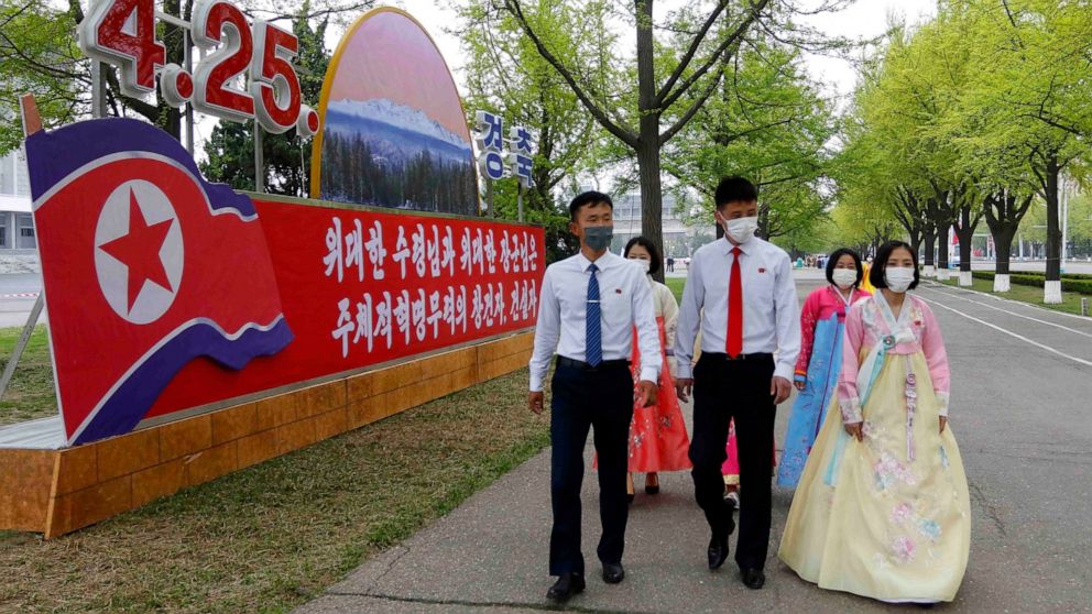 북한, 긴장 고조 속 열병식 시작