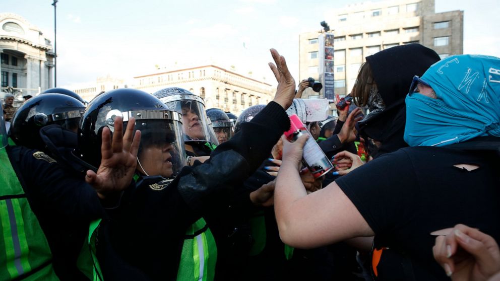 Mexican women protest murders of activists, target monuments thumbnail