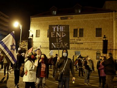 Thousands protest against Netanyahu, despite wintry weather