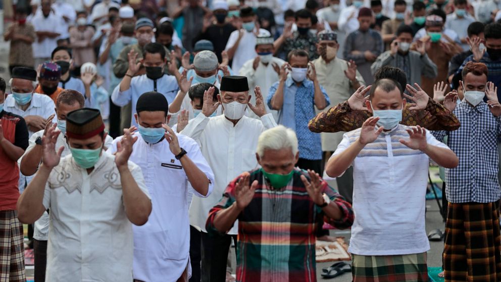 Virus stifles Muslims' Eid al-Fitr celebrations for 2nd year