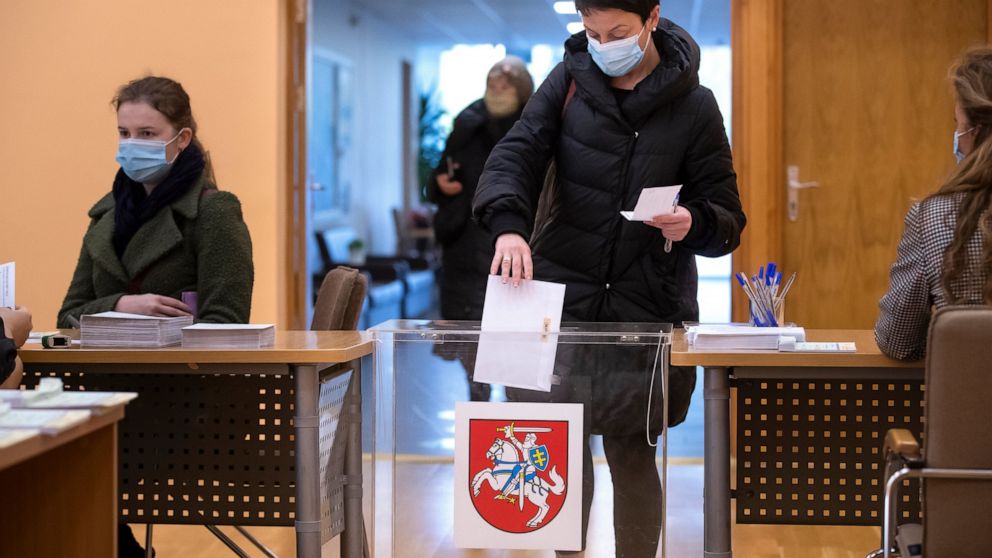 Virusas ir ekonomika kelia didžiausią susirūpinimą, kai lietuviai balsuoja bėgdami