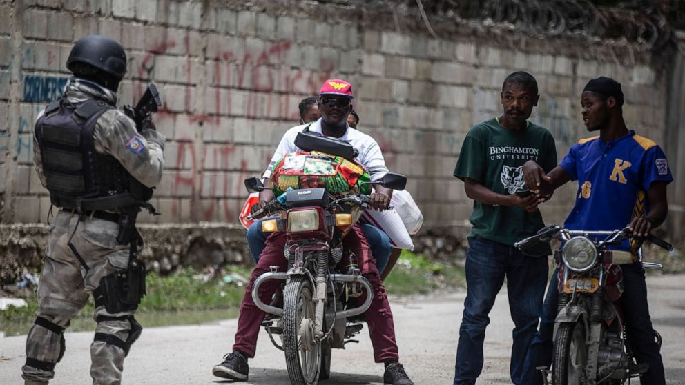 海地人在一场新的帮派斗争中努力寻找食物和住所