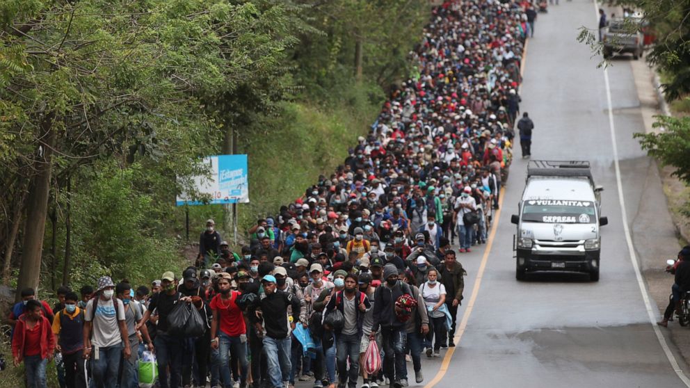 Guatemala Tries Blocking Caravan Of 9 000 Honduran Migrants Abc News