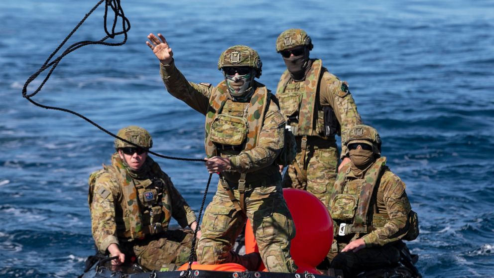 skrivebord jorden Seraph Australian navy ship tows unexploded bomb out to sea - ABC News