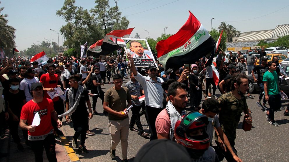 1 killed as protesters scuffle with Iraqi security forces