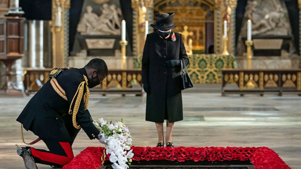 Queen Elizabeth II wears mask at tribute to Unknown Warrior - ABC News