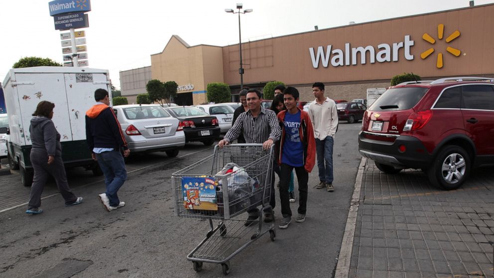 Mexican elderly lose work as grocery baggers, protest