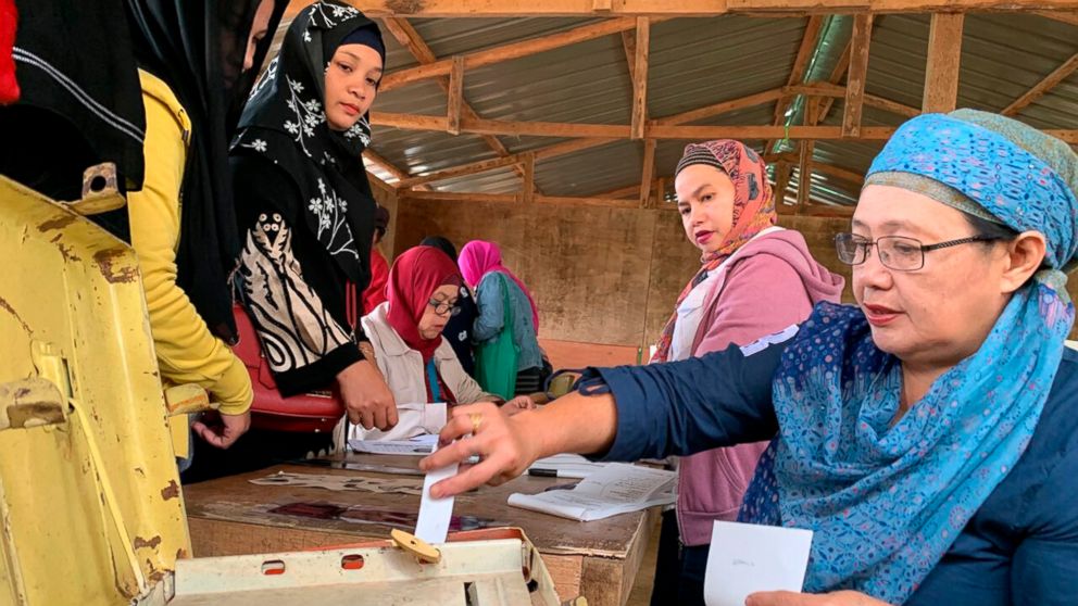 A Muslim woman casts her ballot in a referendum at the Marawi Sagonsongan elementary school-turned polling station in Marawi, Lanao del Sur province, southern Philippines, Monday, Jan. 21, 2019. Muslims in the southern Philippines voted Monday in a r