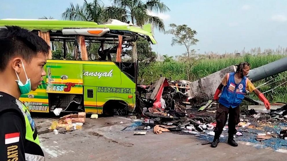 Sedikitnya 14 orang tewas setelah bus wisata bertabrakan dengan papan reklame di Indonesia