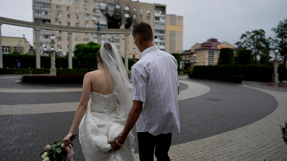 Carpe diem: In Ukraine, war turning love into marriages