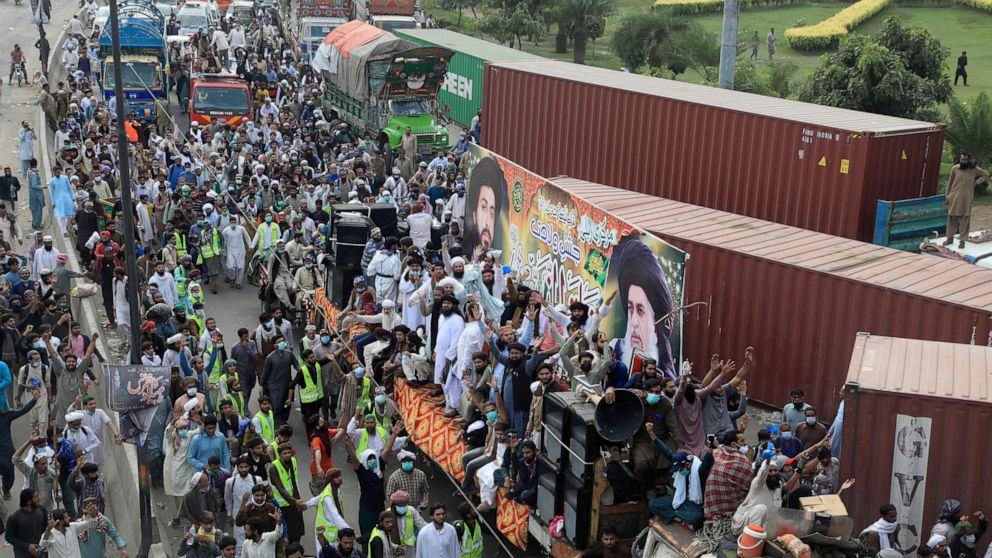 Islamists suspend march under agreement with Pakistan govt