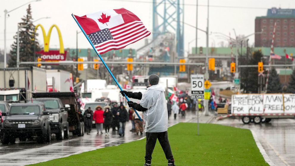 Canada police arrive to remove protesters at US border