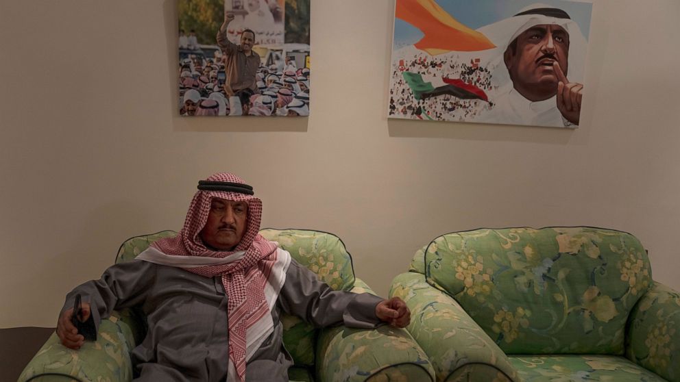 المعارضون الكويتيون الذين صدر عفوهم يعودون إلى البلاد التي تمر بأزمة