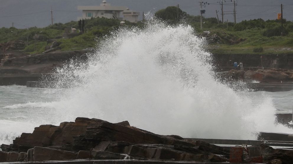 Typhoon pours 5 inches of rain on Taiwan, heads for Shanghai