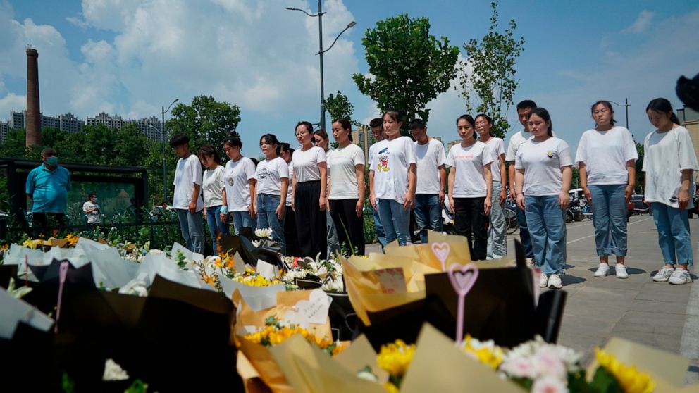 Residents mourn drowned subway riders in central China