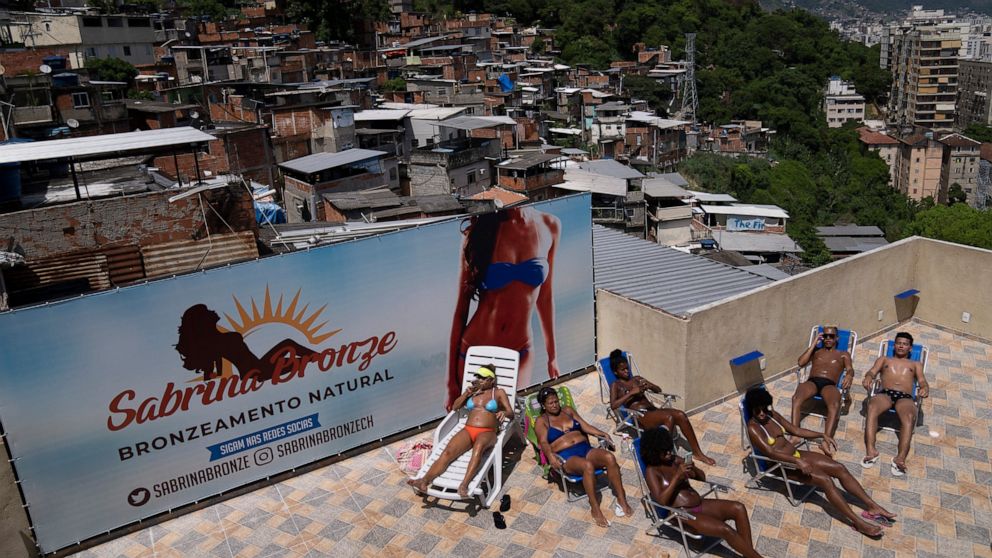 Bronzeado perfeito, menos preocupações com COVID em telhado no Rio de Janeiro