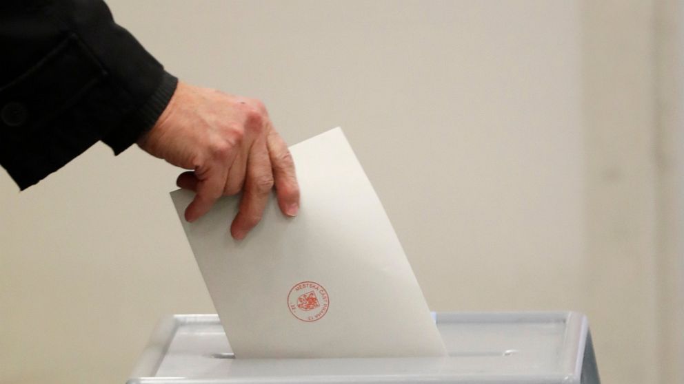 Czech lawmakers change electoral law to help small parties