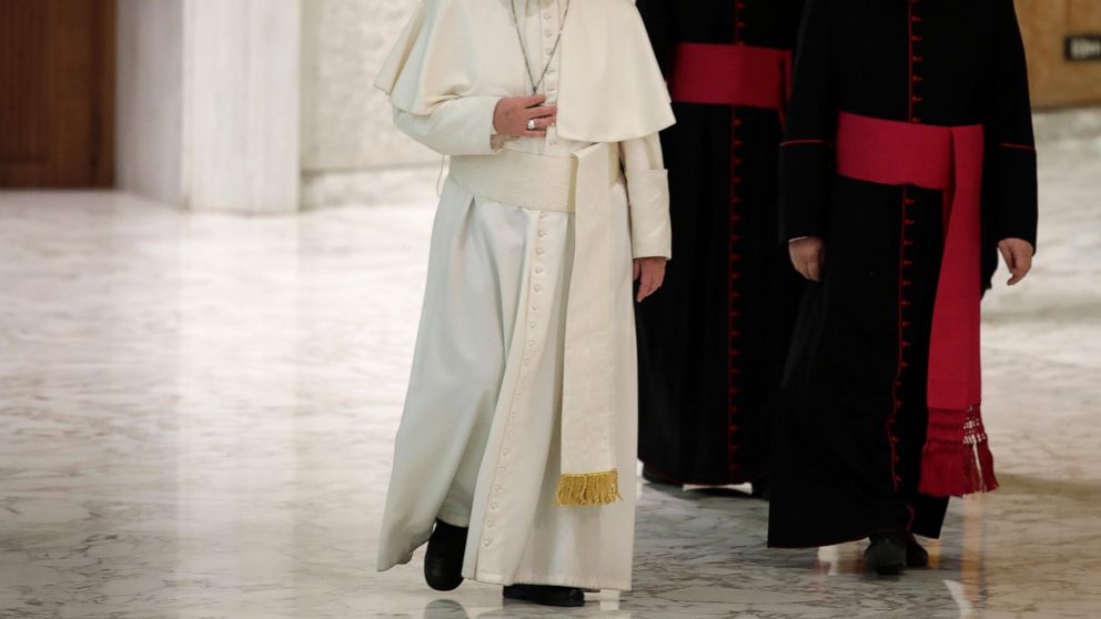 El Papa Francisco llega a la sala de Pablo VI en el Vaticano para una audiencia con estudiantes y maestros del Instituto San Carlo de Milán, sábado 6 de abril de 2019. (Foto AP / Alessandra Tarantino)