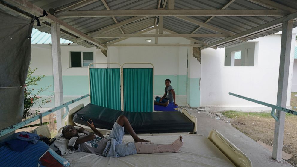 Gangs abduct 2 doctors in Haiti, including a needed surgeon