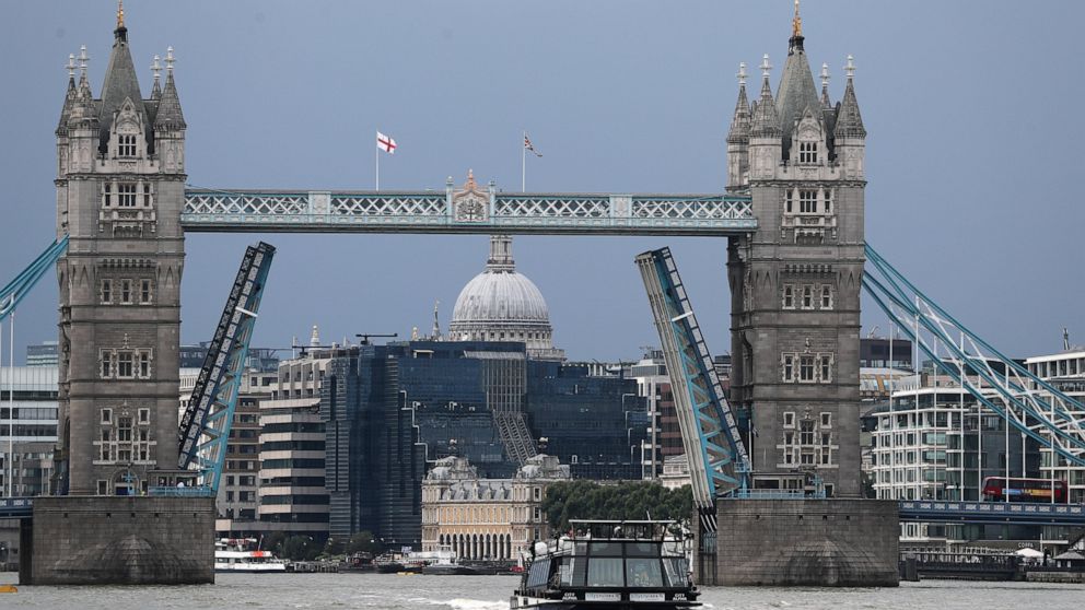 Tower Bridge stuck open due to a technical fault