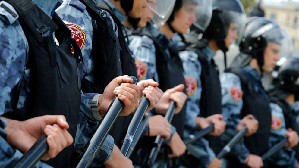 Arrests at unsanctioned Moscow protest up to 600 thumbnail