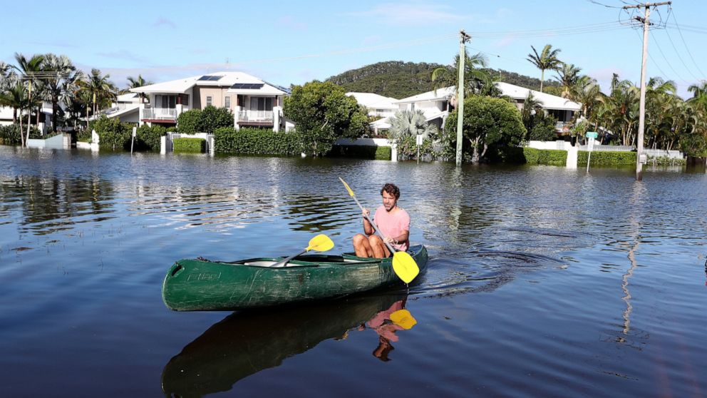 Thousands evacuate worst Australian floods in decades