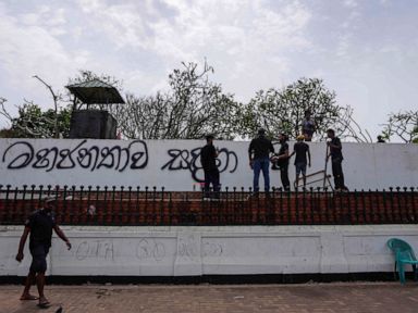 Sri Lanka in political vacuum as talks go on amid crisis