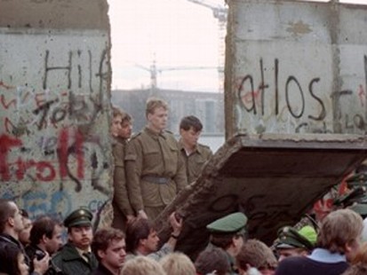 VIDEO: Fall of the Berlin Wall
