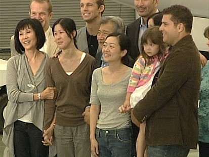 VIDEO: The captured American journalists Laura Ling and Euna Lee return home.