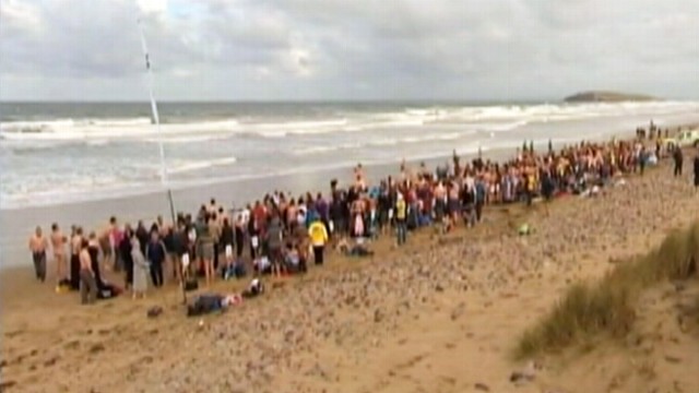 Skinny Dipping Record In Wales 400 Raise Money For Cancer Cure And National Trust Trying To 4543