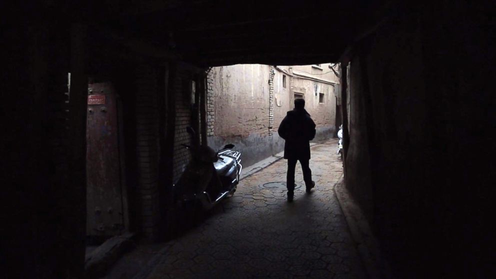 PHOTO: ABC News' Bob Woodruff walks through a small neighborhood in the Old City of Kashgar, China in December 2015.