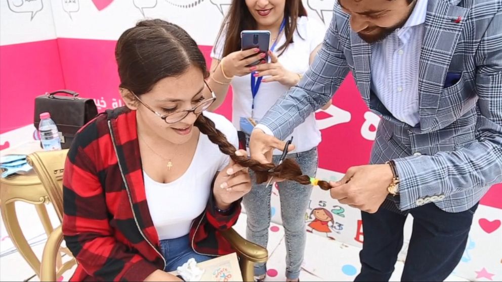 PHOTO: A student at the German Jordanian University donates her hair to Hareer.